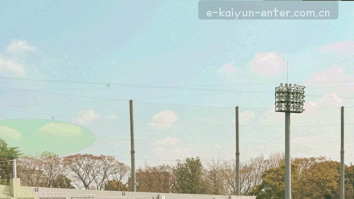 暮色中的替补席座椅与毛巾特写，画面偏暗，无人物面部